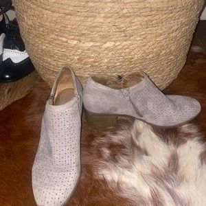 Super cute gray ankle boots